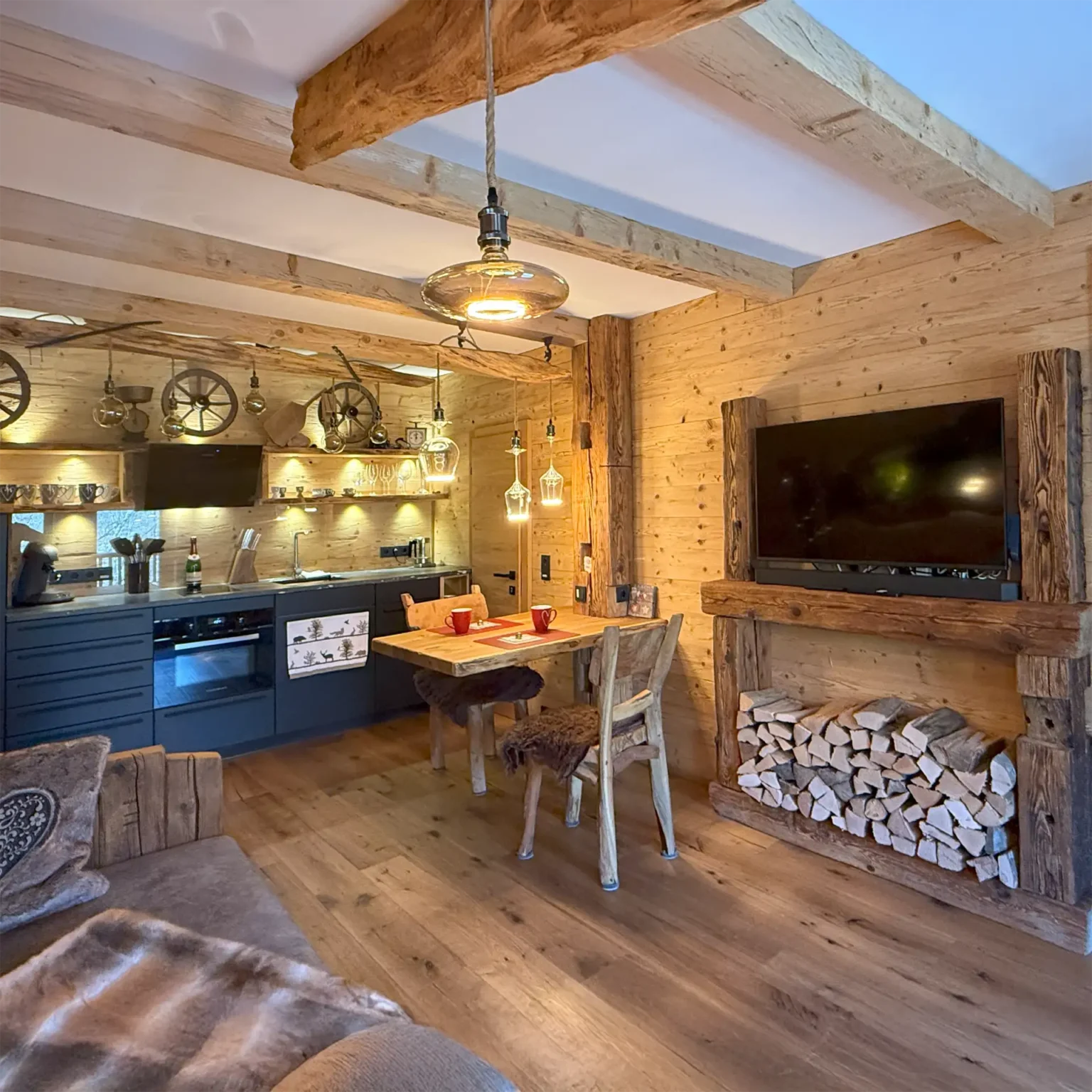 Eine gut ausgestattete Küche mit Esstisch und Platz für 3 Personen