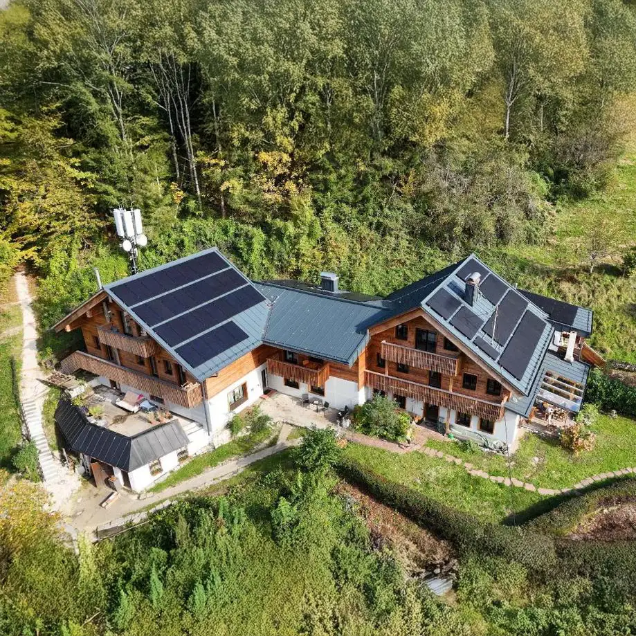 Luftaufnahme des Landhaus Areggers eigebettet in Wald und Natur