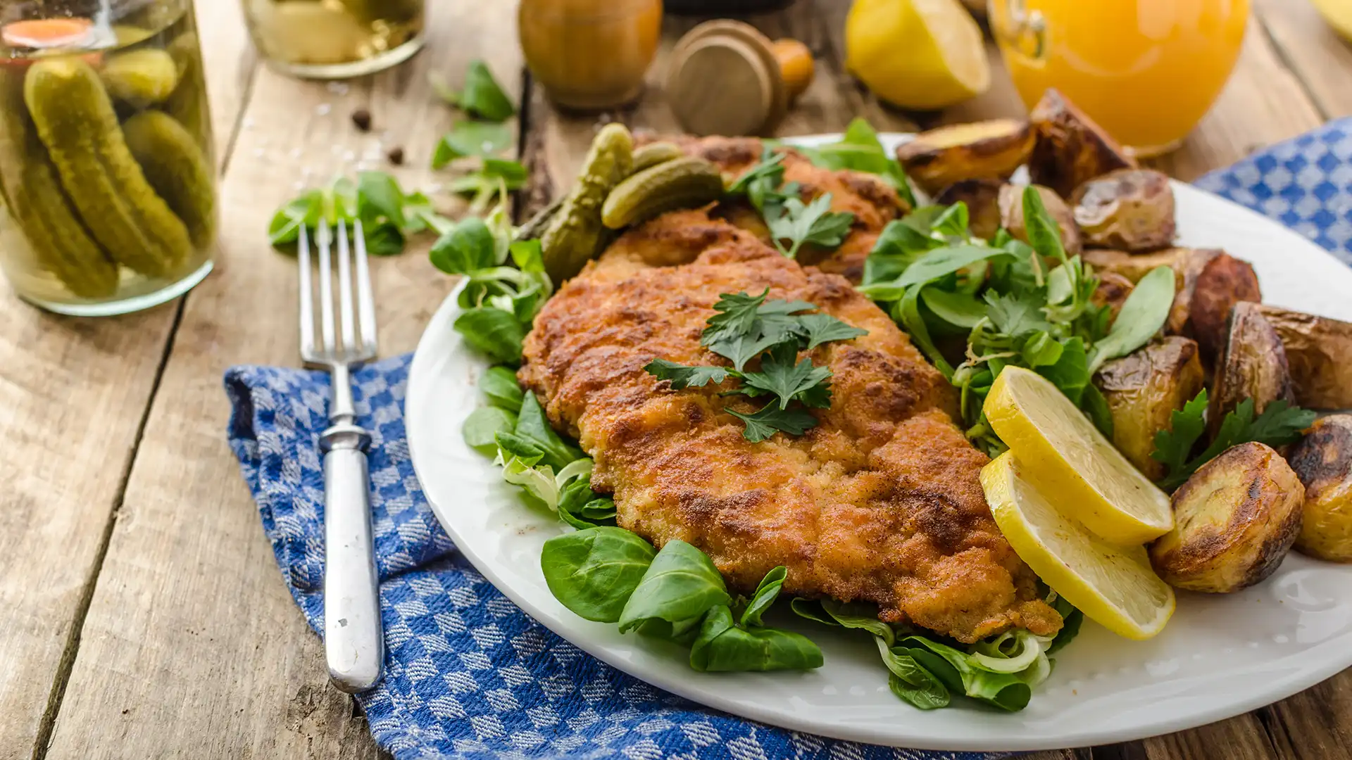 Aufnahme es angerichteten Tellers mit Wiener Schnitzel und Kartoffeln