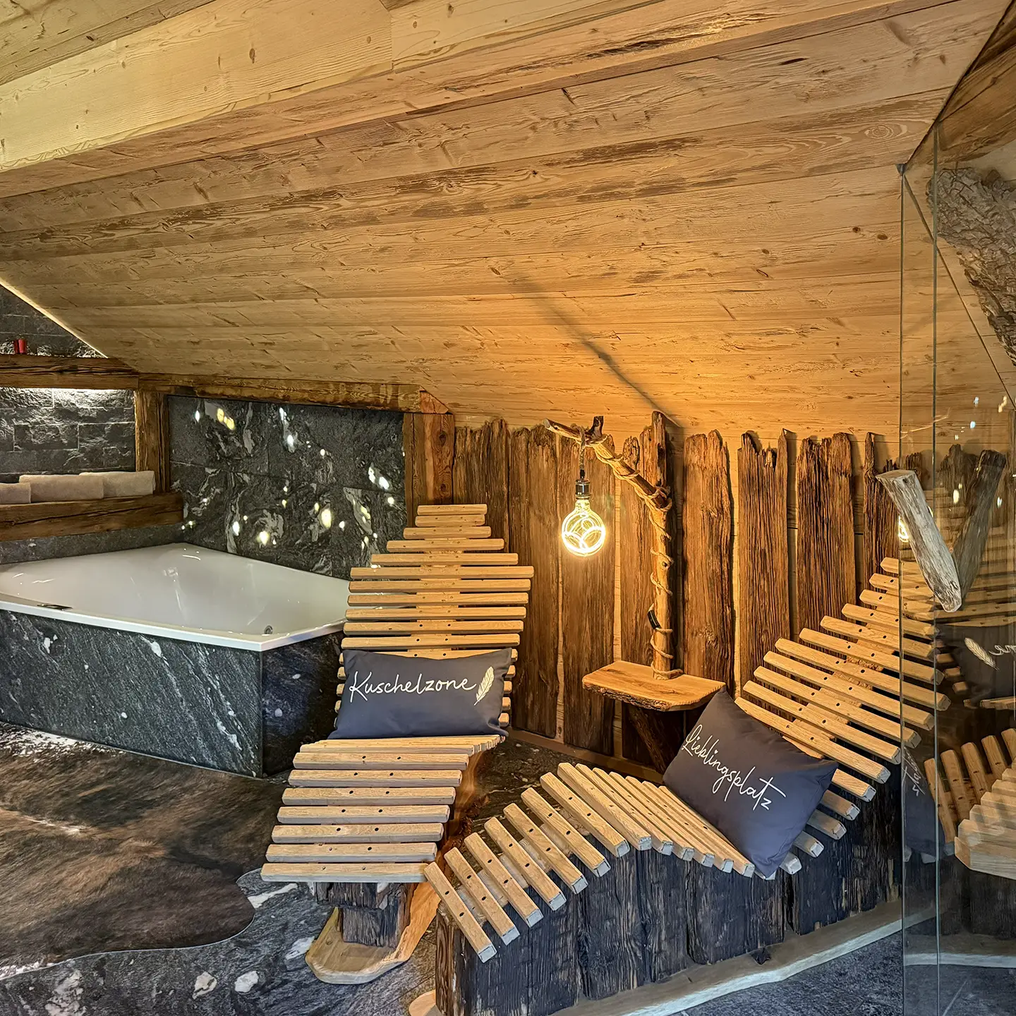 Aufnahme der Ruheliegen und eingeschalteter, gemptlicher Belcuthung mit Wanne im Hintergrund.