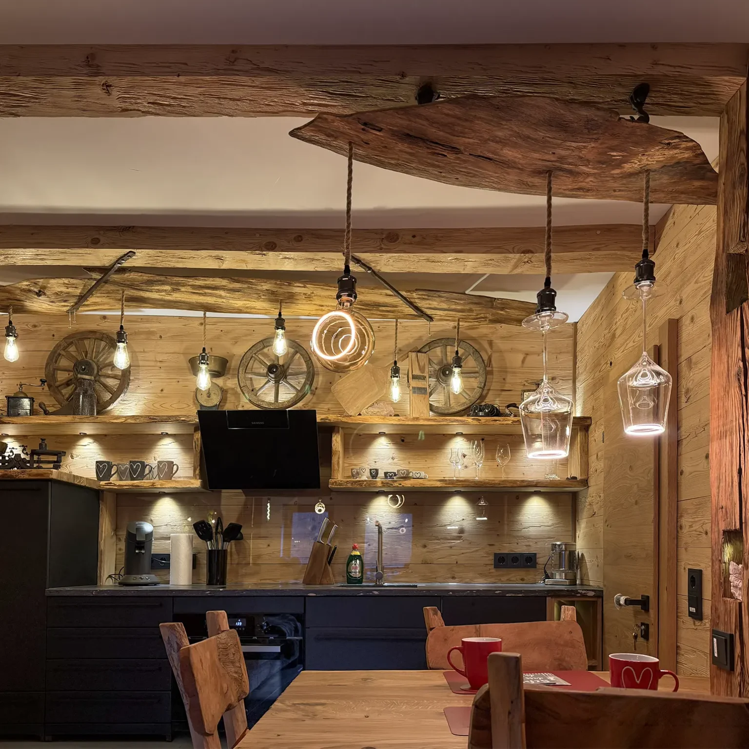 Blick übder des Esstsich in Richtung der offenen Küche.