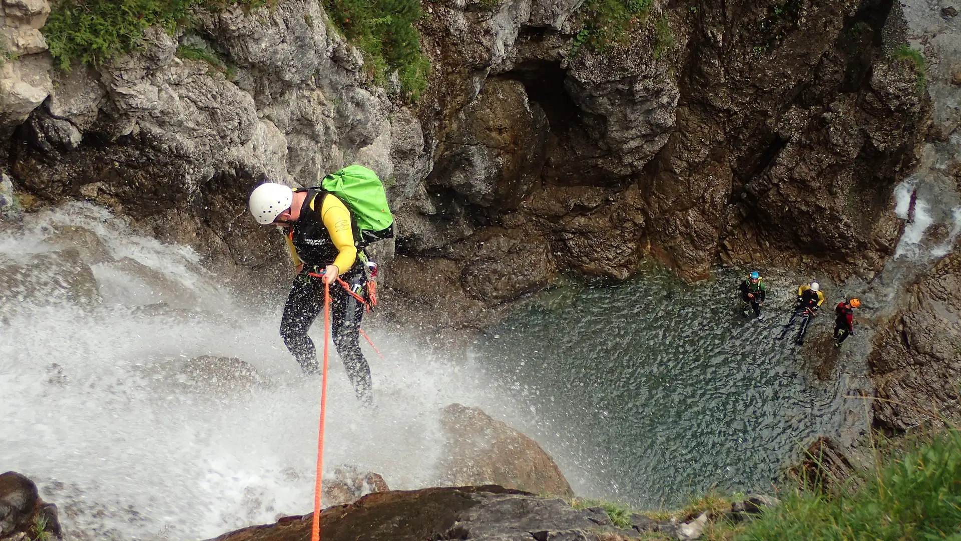 Ein Mann seilt sich beim Canyoning ab